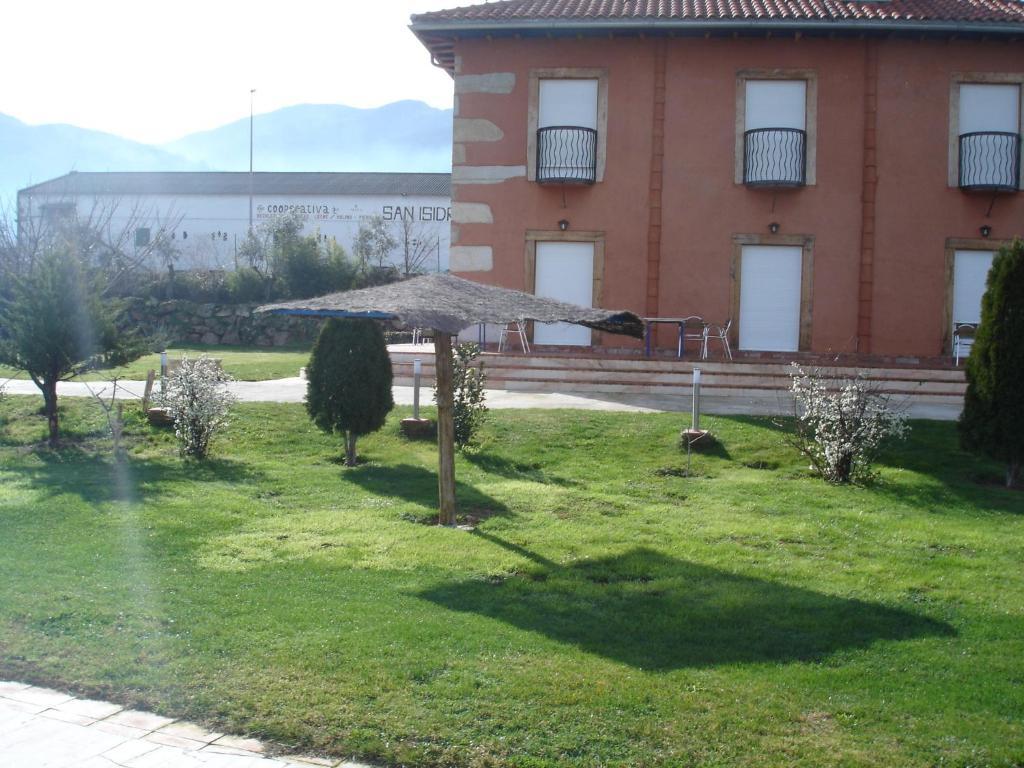 Hotel Posada Tresmentiras Aldeanueva del Camino Exterior foto